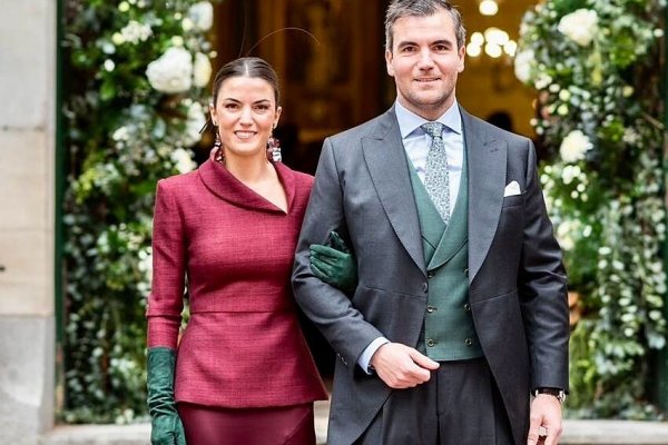 La invitada más elegante del fin de semana fue esta madrina con un dos piezas del color de moda