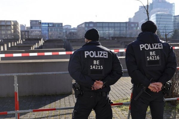 El principal sospechoso del ataque con cuchillo en el monumento del Holocausto en Berlín comparte las creencias del Estado Islámico, según los fiscales