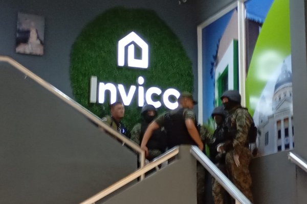 Impresionante despliegue policial en el INVICO por un reclamo habitacional