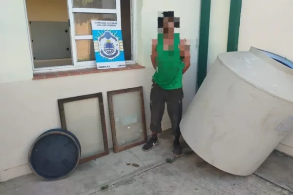 Atraparon a un hombre robando un tanque de agua de una casa en Corrientes