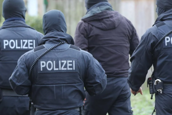 Al menos tres heridos en un tiroteo en el exterior del Tribunal Regional de Bielefeld, en Alemania