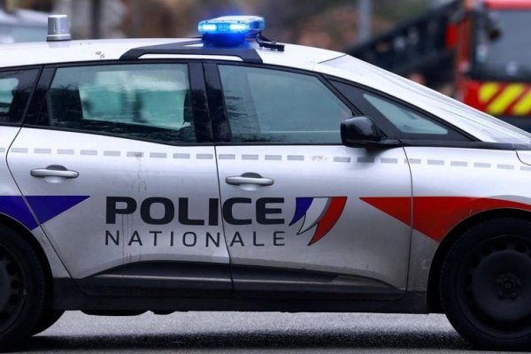 La Policía francesa abate a un hombre armado con dos cuchillos a las afueras de París