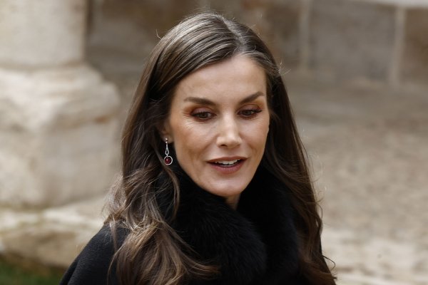 Predecimos que el nuevo vestido asimétrico  de la reina Letizia será el más deseado entre las invitadas de primavera