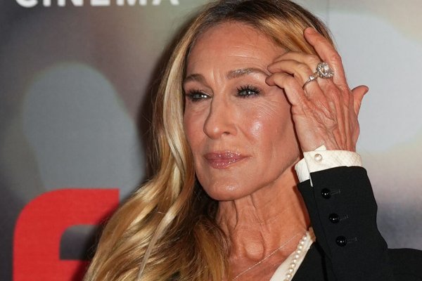 Por qué Sarah Jessica Parker no se pintaba las uñas y ahora sí y su manicura es la más elegante de la temporada