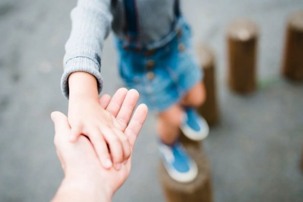 Un juez confirmó la paternidad biológica de una niña pero resolvió que conserve el apellido de su padrastro