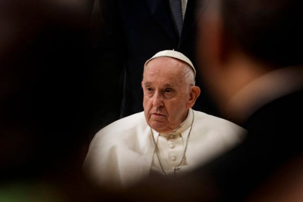 HORAS CLAVES! Papa Francisco sufrió un «empeoramiento repentino» y debió ser asistido con ventilación mecánica