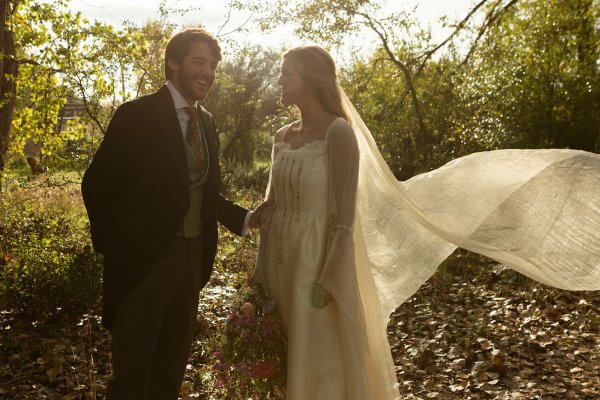 La novia romántica que se dedica a las flores y se casó con un vestido de ninfa del bosque