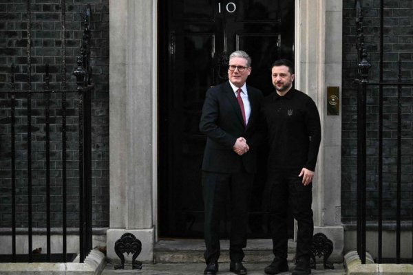 Starmer abraza a Zelenski tras el choque con Trump mientras Europa cierra filas con Ucrania