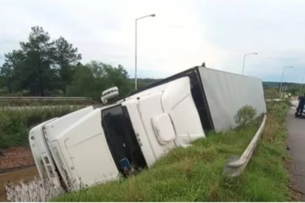 ACCIDENTE! Camionero correntino volcó en el acceso a Concordia tras esquivar un auto