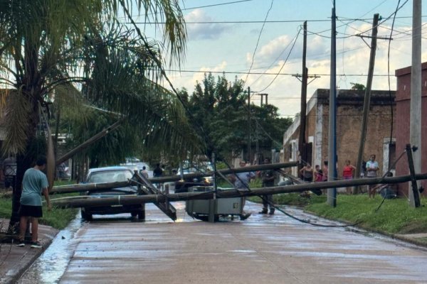 MERCEDES! Cae transformador de la DPEC en plena calle