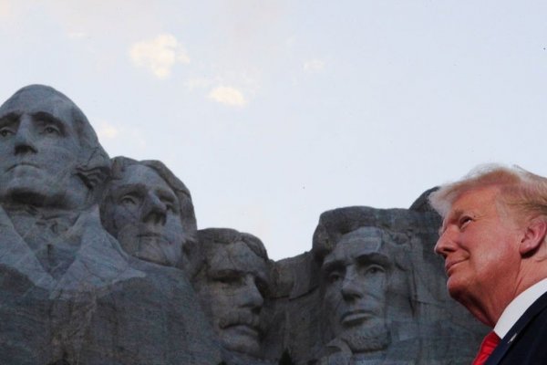 De esculpir su cara en el monte Rushmore a un día festivo en su honor: la loca carrera por adular a Trump