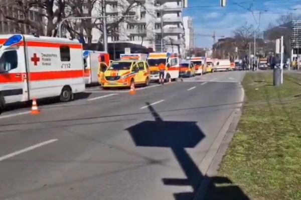 Un coche embiste a una multitud en Mannheim, Alemania, y deja varios heridos