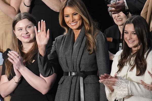 Melania Trump tiene un lookazo muy de Flotus: un sastre impecable de una firma francesa