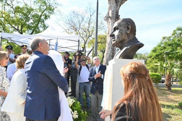 COSTANERA! Inauguran el busto del Liberal Juan Ramón Aguirre Lanari