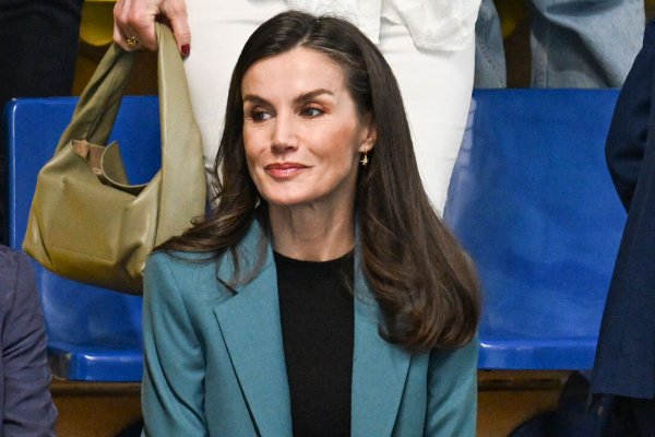 La reina Letizia con el traje de El Corte Inglés más favorecedor y unos preciosos pendientes mallorquines