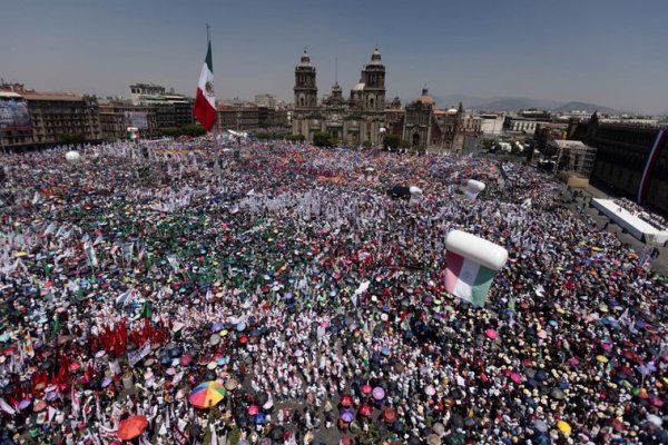 Sheinbaum, arropada por miles de mexicanos en el Zócalo, afirma que seguirá «colaborando» con EE.UU. en todos los ámbitos