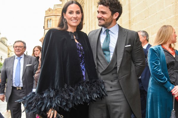 La invitada elegante que ha detectado nuestro radar tiene un look de terciopelo y plumas ideal para los días de frío