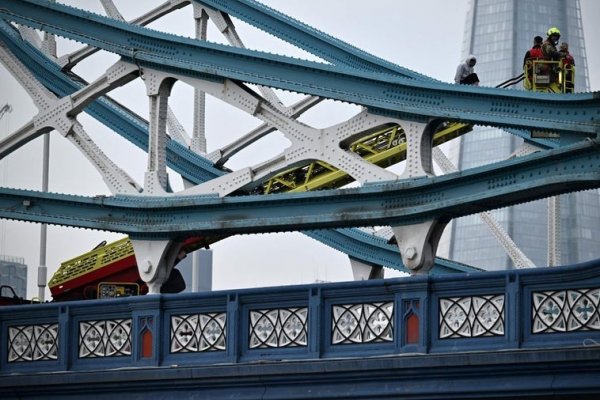 Cierran durante varias horas el Tower Bridge de Londres después de que un hombre trepara por la estructura