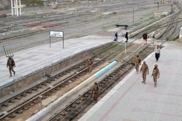 Hombres armados secuestran un tren con 400 personas en el suroeste de Pakistán