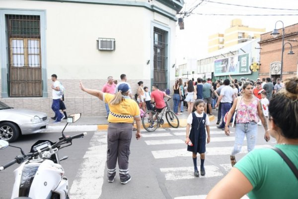 Entornos Escolares en Corrientes: agentes de tránsito trabajan en seguridad vial