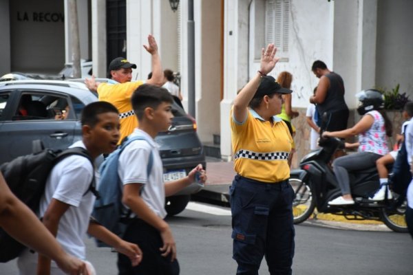 CAOS! Más de 200 agentes trabajan para ordenar el tránsito alrededor de los colegios