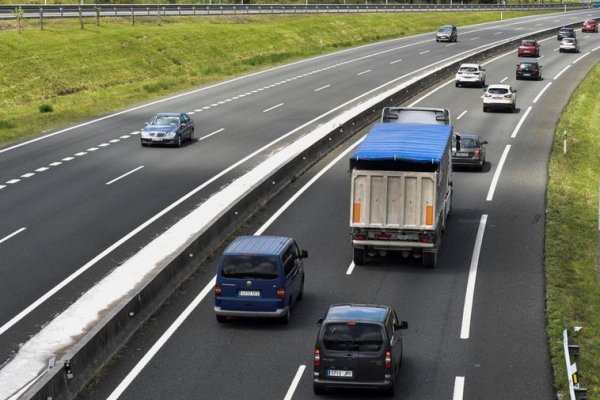 Multan en Países Bajos a exalcalde por masturbarse mientras conducía en una autopista