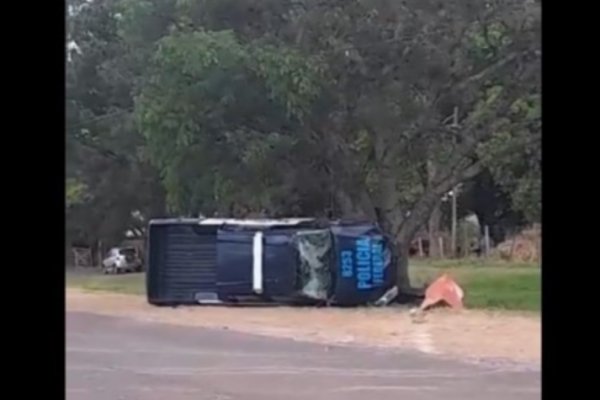 Brutal choque en la entre un auto particular y un móvil de la Policía Federal