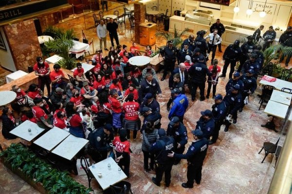 Casi un centenar de detenidos por protestar en la Torre Trump contra el arresto de un activista propalestino