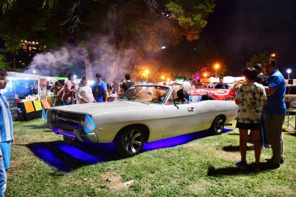 Fin de semana de ferias, exposición de autos y recorridos guiados