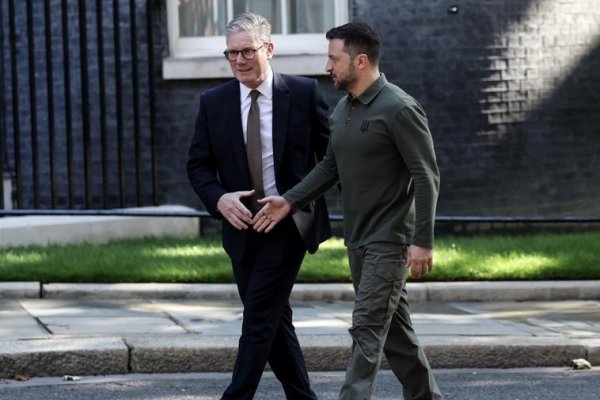 Starmer lidera una cumbre virtual para presionar a Putin: «No podemos permitir que juegue con el acuerdo de Trump»