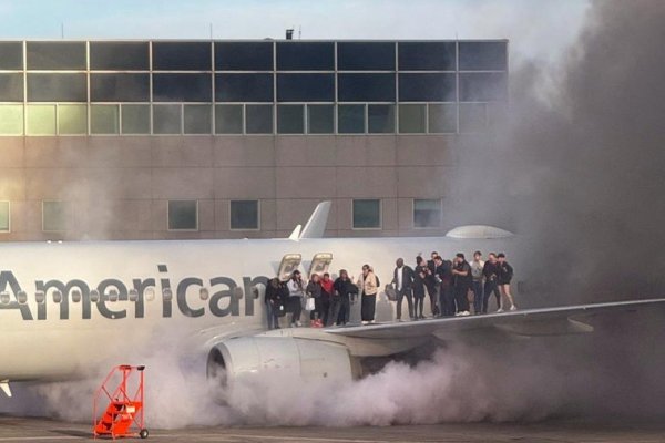 Un incendio en un avión de American Airlines en Denver obliga a evacuar a los pasajeros por el ala