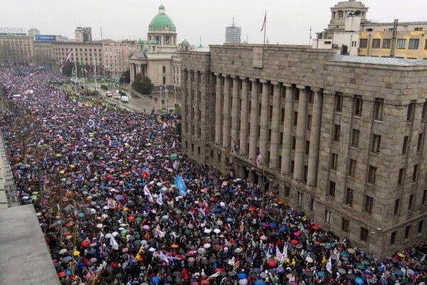 Multitudinaria manifestación en Serbia contra el Gobierno, acusado de corrupción