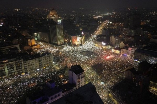 Más de 100.000 personas se manifiestan en Serbia contra la corrupción del Gobierno y el presidente Vucic dice entender «la rabia»