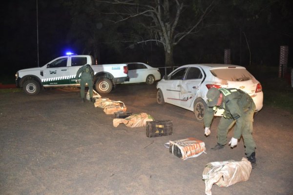 DE PELÍCULA! Escapó y abandonó su auto con más de 190 kilos de droga