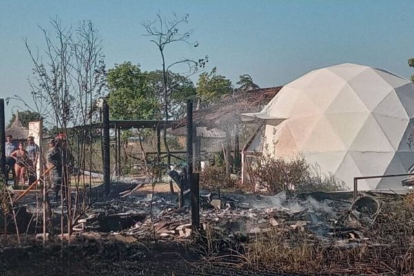 FUEGO EN LA CABAÑA! Un desperfecto eléctrico generó pérdidas totales