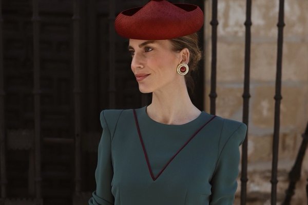 La invitada más elegante del fin de semana tiene un vestido midi de manga larga y un sombrero andaluz