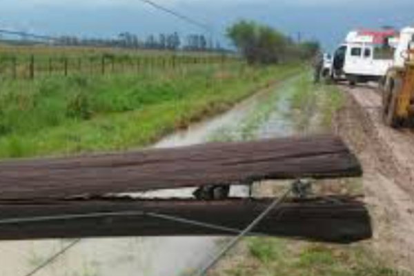 CON ALAMBRE! Otra caída de postes de la DPEC dejó sin luz a todo un paraje rural