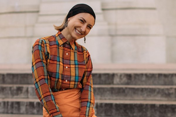 Es lunes y nos espera otra semana de lluvia, por eso necesitas animarte con los looks de invitada que llegaron anoche a Zara