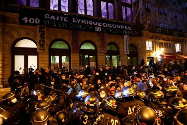 Batalla campal entre okupas y antidisturbios en el desalojo del 'templo de la opereta' de París