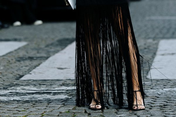 El vestido de invitada de Mango inspirado en un mantón que es un verdadero espectáculo