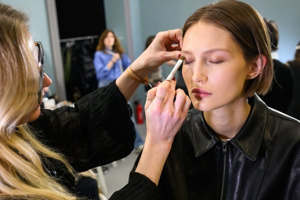 Los productos de belleza que utilizan los maquilladores de las pasarelas para hacer brillar la piel de las modelos en minutos