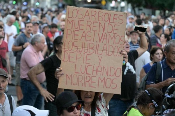 Una nueva protesta de jubilados desafía al Gobierno de Milei