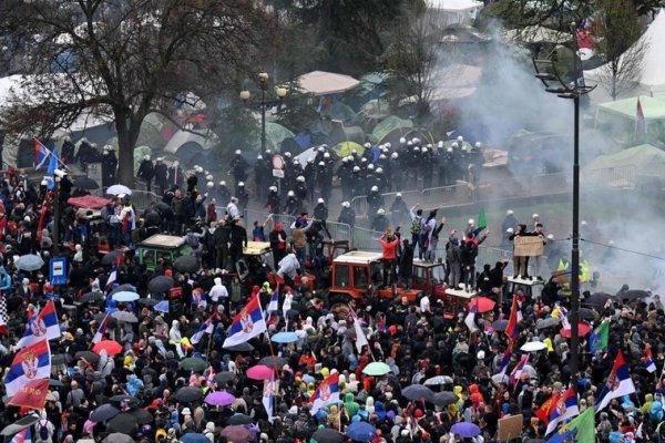 El presidente de Serbia dice que dimitirá si se demuestra el uso de cañones de sonido para disolver las protestas