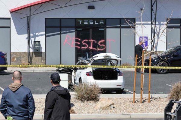 Trump imputa terrorismo doméstico a tres detenidos por atacar a Tesla