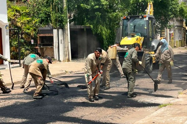 Tránsito interrumpido sobre una calle del barrio Camba Cua