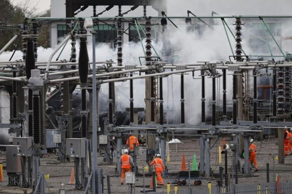 El aeropuerto de Heathrow reanuda sus vuelos a pleno rendimiento tras el cierre por un incendio en una subestación eléctrica