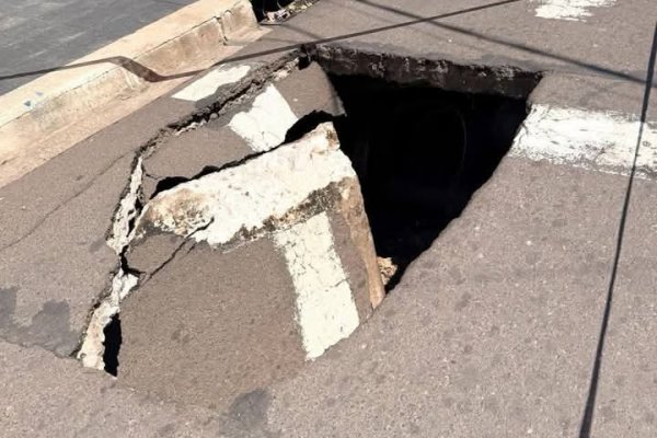 EN PLENO CENTRO! Se hundió el asfalto en una de las calles de la ciudad de Corrientes