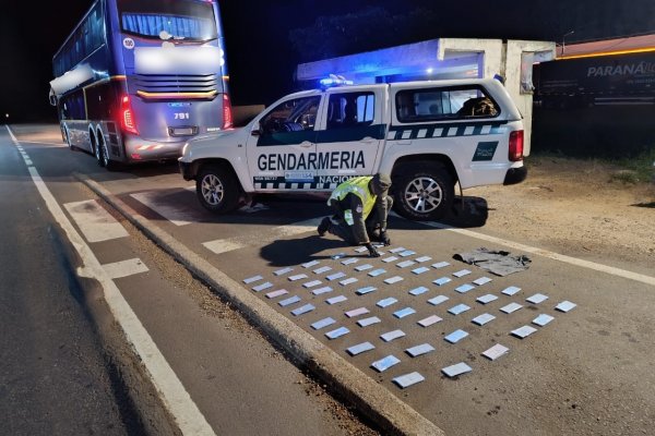 ARRIESGADO! Pasajero llevaba adosados al cuerpo 60 teléfonos celulares